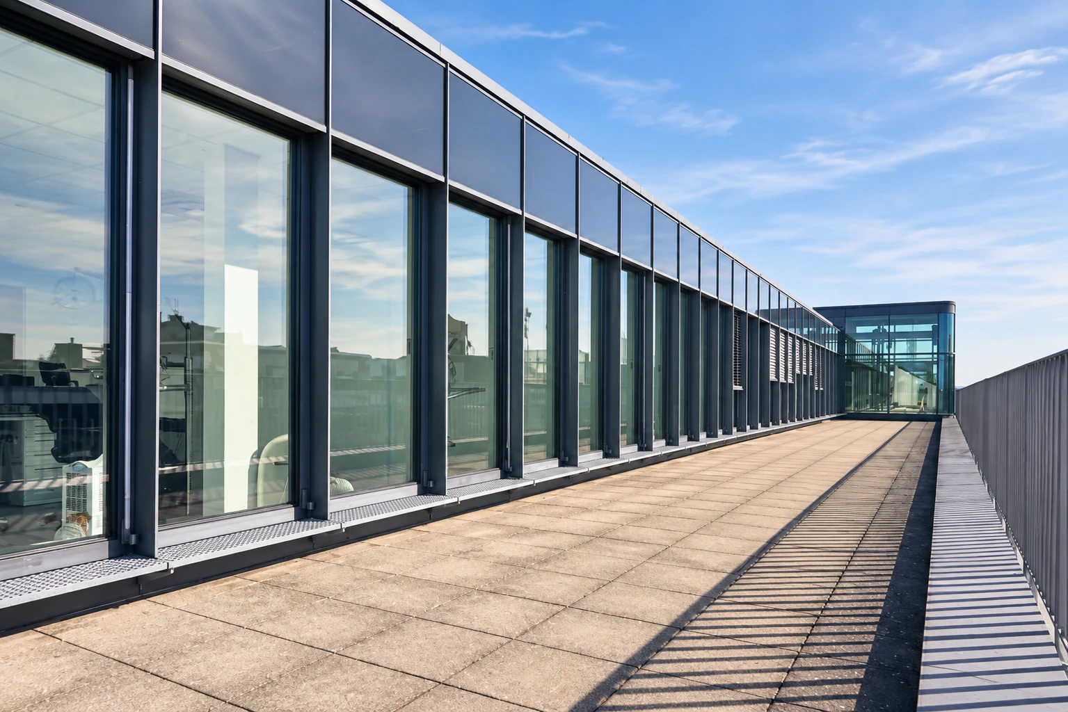 Große, sonnige Dachterrasse von DEIN DENTAL Karlsruhe